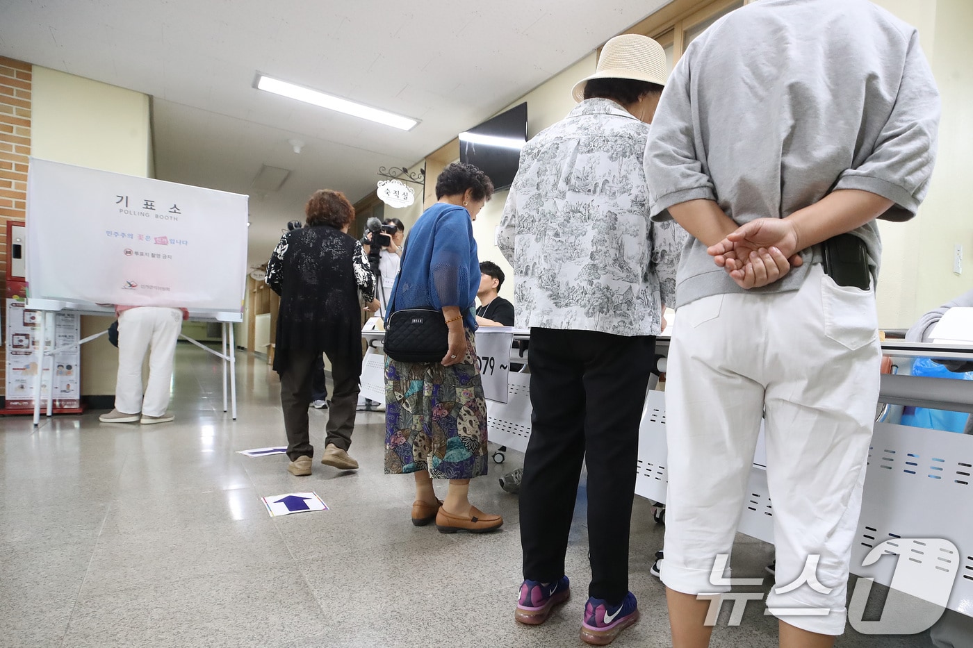 제9회 전국동시지방선거일인 3일 오전 대구 달성군 비슬초등학교에 마련된 유가읍 제3투표소를 찾은 유권자들이 투표하고 있다. 2026.6.3 ⓒ 뉴스1 공정식 기자