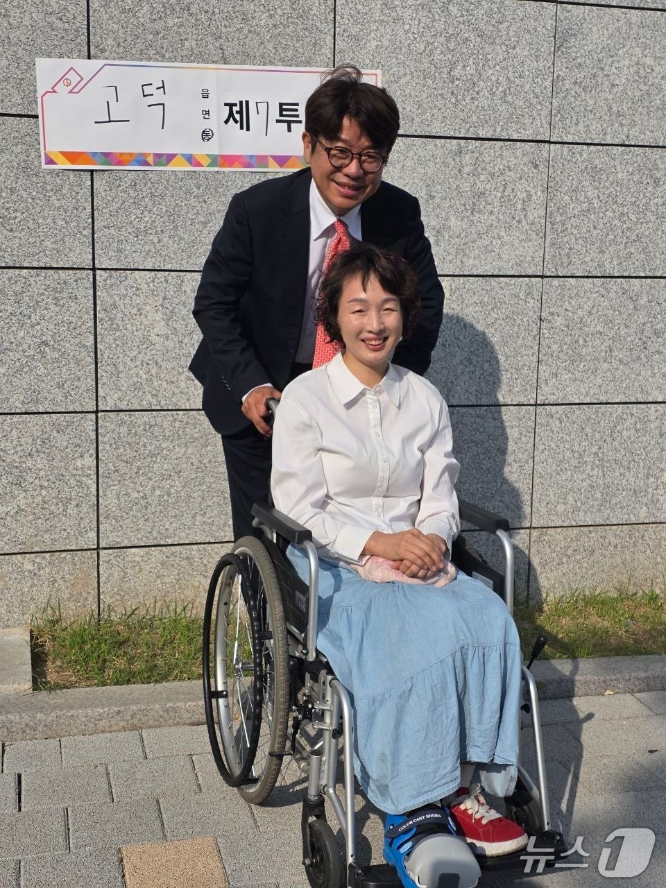 유의동 국민의힘 경기 평택을 국회의원 재선거 후보가 3일 배우자와 함께 평택시 고덕동제7투표소인 해창중학교에서 한 표를 행사하고 기념촬영을 하고 있다. 2026.6.3/뉴스1