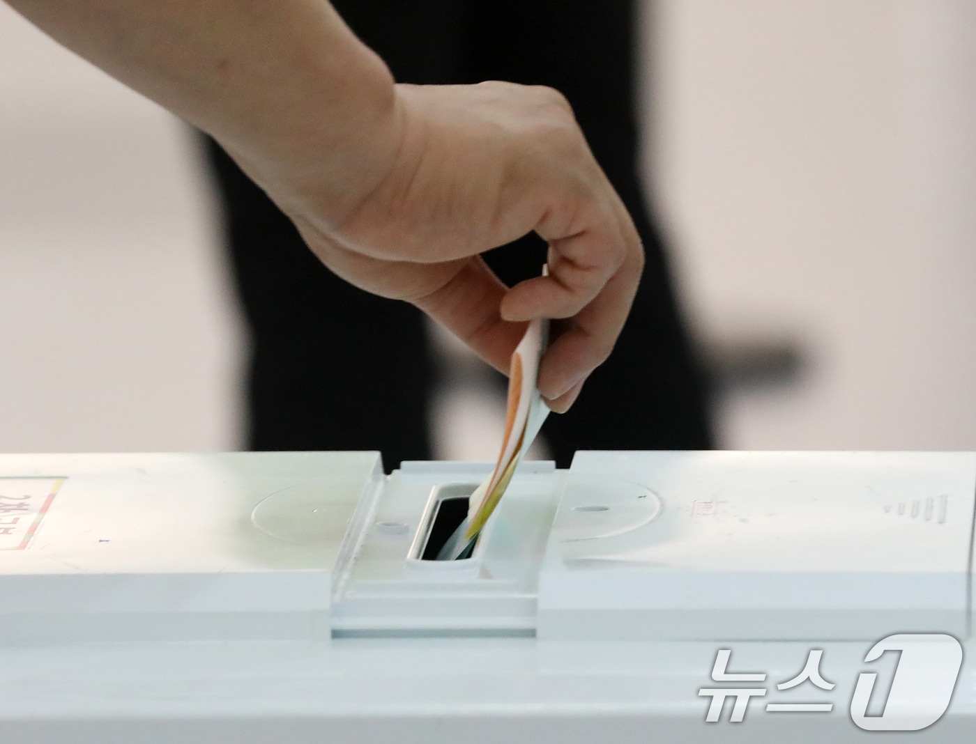 제9회 전국동시지방선거 및 국회의원 재·보궐선거일인 3일 부산 부산진구청에 마련된 부암제1동제4투표소에서 유권자가 투표를 하고 있다. 2026.6.3 ⓒ 뉴스1 윤일지 기자