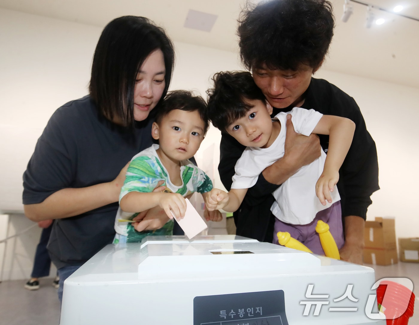 제9회 전국동시지방선거 및 국회의원 재·보궐선거일인 3일 부산 부산진구청에 마련된 부암제1동제4투표소에서 유권자들이 아이들과 함께 투표를 하고 있다. 2026.6.3 ⓒ 뉴스1 윤일지 기자