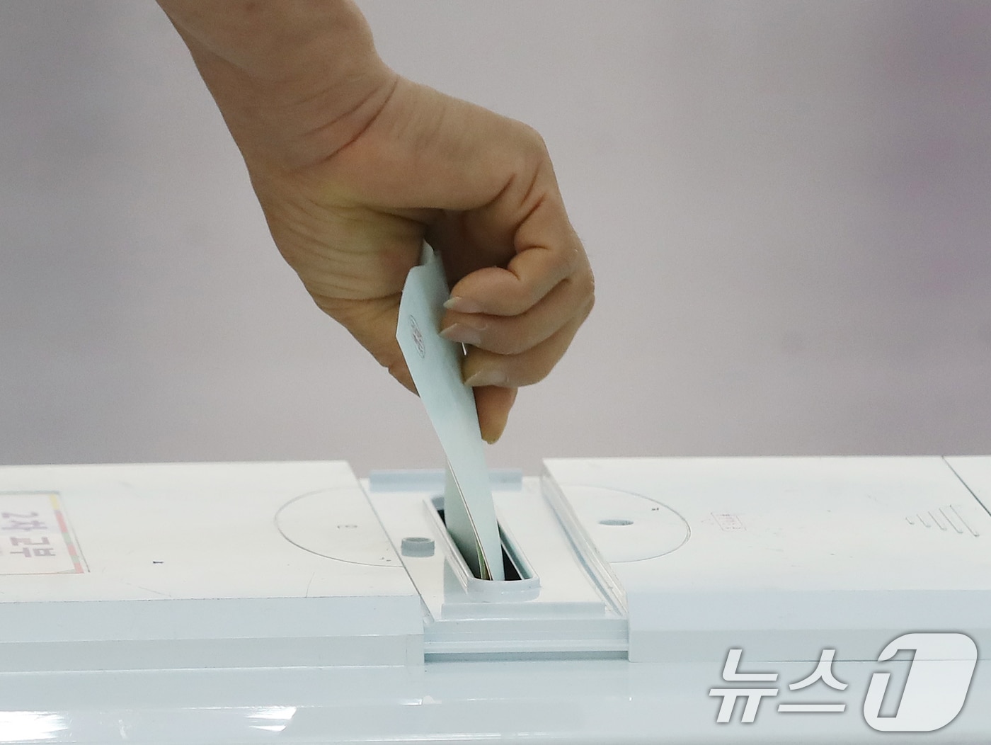 제9회 전국동시지방선거 및 국회의원 재·보궐선거일인 3일 부산 부산진구청에 마련된 부암제1동제4투표소에서 유권자들이 투표를 하고 있다. 2026.6.3 ⓒ 뉴스1 윤일지 기자