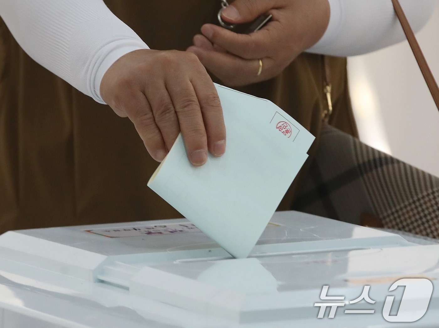 제9회 전국동시지방선거 및 국회의원 재·보궐선거일인 3일 부산 부산진구청에 마련된 부암제1동제4투표소에서 유권자들이 투표를 하고 있다. 2026.6.3 ⓒ 뉴스1 윤일지 기자