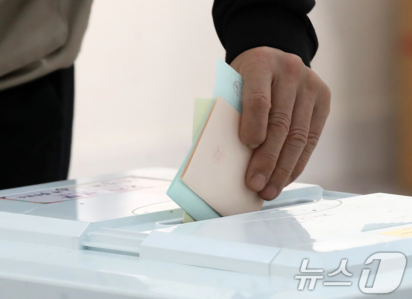 제9회 전국동시지방선거 및 국회의원 재·보궐선거일인 3일 부산 부산진구청에 마련된 부암제1동제4투표소에서 유권자들이 투표를 하고 있다. 2026.6.3 ⓒ 뉴스1 윤일지 기자