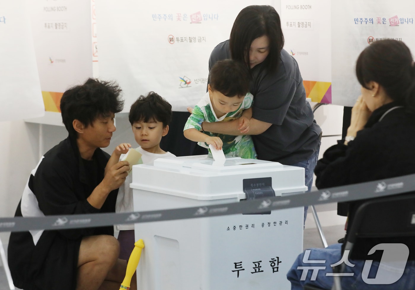 제9회 전국동시지방선거 및 국회의원 재·보궐선거일인 3일 부산 부산진구청에 마련된 부암제1동제4투표소에서 유권자들이 아이들과 함께 투표를 하고 있다. 2026.6.3 ⓒ 뉴스1 윤일지 기자