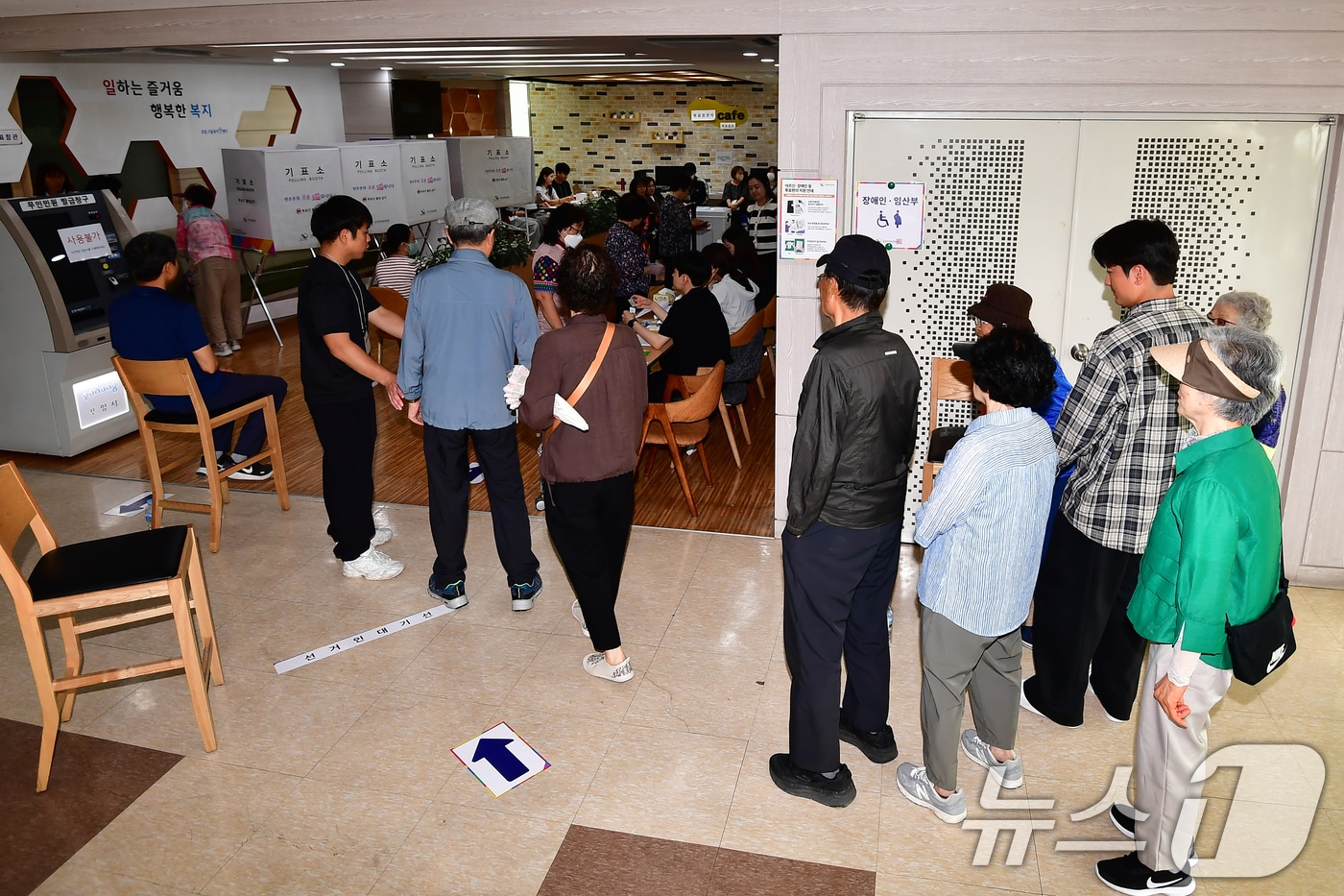 제9회 전국동시지방선거 본 투표일인 3일 오전 경북 포항시 북구 죽도동 포항고용복지플러스센터에 마련된 투표소에서 유권자들이 줄을 서서 기다리고 있다. 2026.6.3 ⓒ 뉴스1 최창호 기자