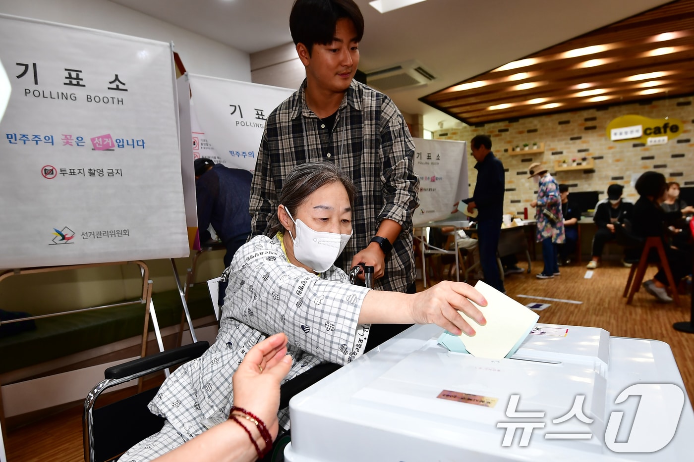 제9회 전국동시지방선거 본 투표일인 3일 오전 경북 포항시 북구 죽도동 포항고용복지플러스센터에 마련된 투표소에서 휠체어를 탄 유권자가  도움을 받아 소중한 한표를 행사하고 있다. 2026.6.3 ⓒ 뉴스1 최창호 기자