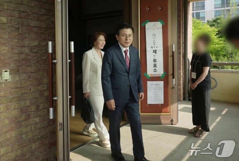  경기평택을 국회의원 재선거에 출마한 자유와혁신 황교안 후보가 3일 오전 부인 최지영 씨와 함께 평택 안성읍 5투표소에서 투표를 마친 뒤 나오고 있는 모습. (SNS 갈무리) ⓒ 뉴스1