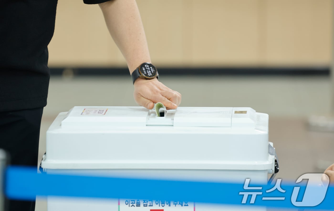 제9회 전국동시지방선거일인 3일 광주 광산구 운남동 제1투표소인 행정복지센터에서 한 시민이 한 표를 행사하고 있다. 2026.6.3 ⓒ 뉴스1 김태성 기자