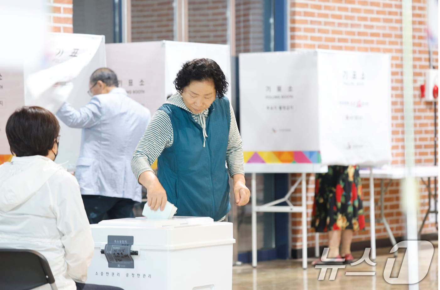 제9회 전국동시지방선거일인 3일 전남 담양군 대전면 제1투표소에서 한 군민이 한 표를 행사하고 있다. ⓒ 뉴스1 김태성 기자