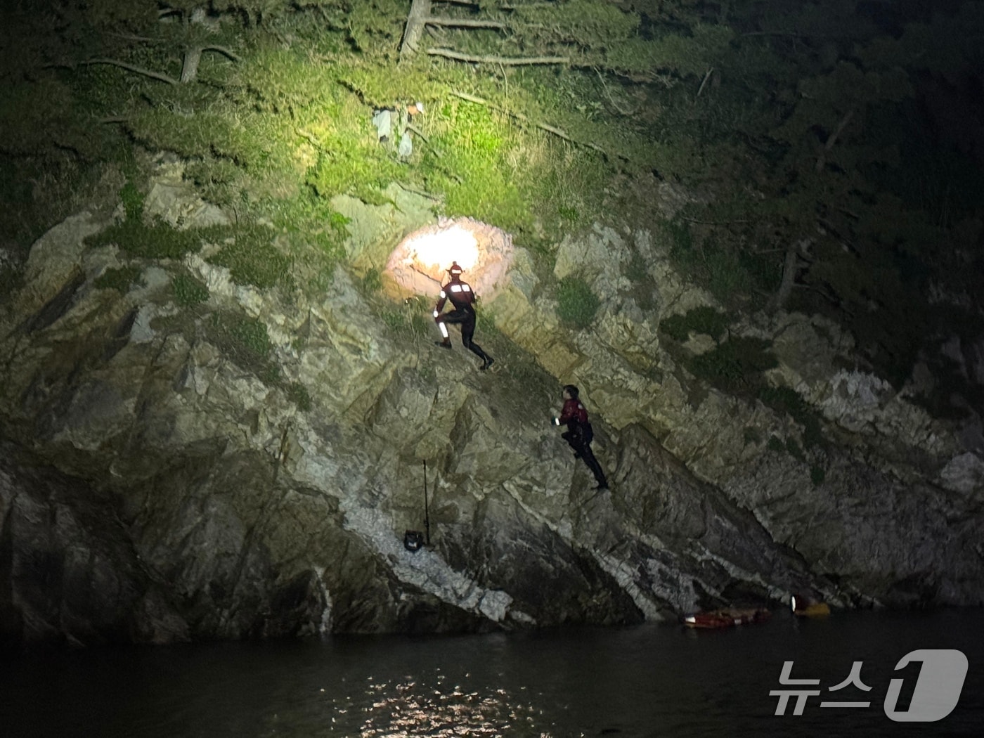 태안 근흥면 신진도 안흥 나래교 인근 갯바위에 낚시객 2명이 고립돼 해경이 구조 중인 모습. (태안해경 제공, 재판매 및 DB금지) /뉴스1