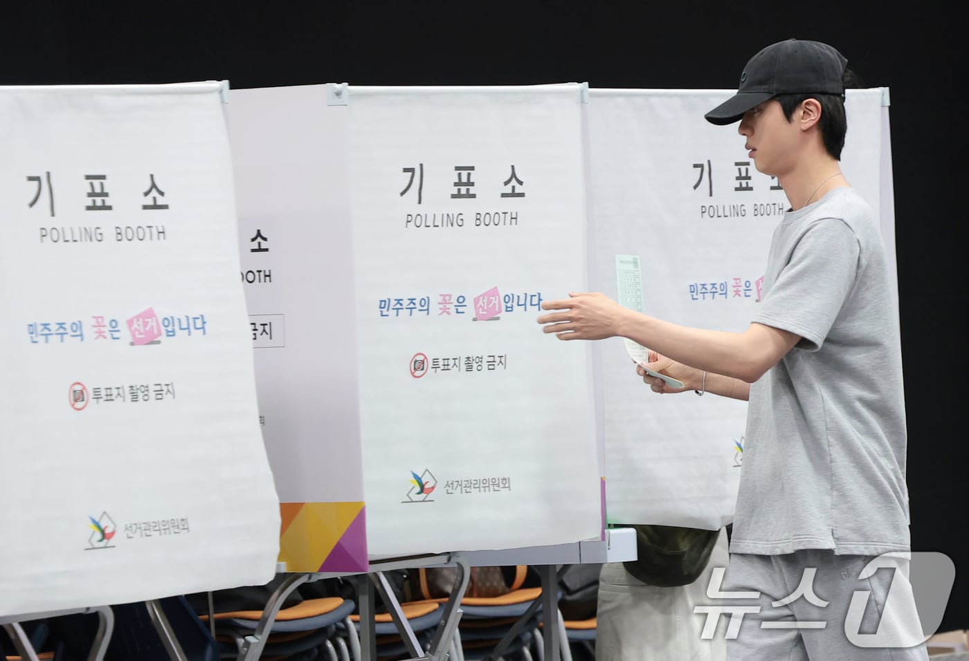 방탄소년단(BTS) 진이 제9회 전국동시지방선거 및 국회의원 재·보궐선거일인 3일 서울 용산구 중부기술교육원에 마련된 한남동 제3투표소에서 소중한 한 표를 행사하고 있다. 2026.6.3 ⓒ 뉴스1 권현진 기자