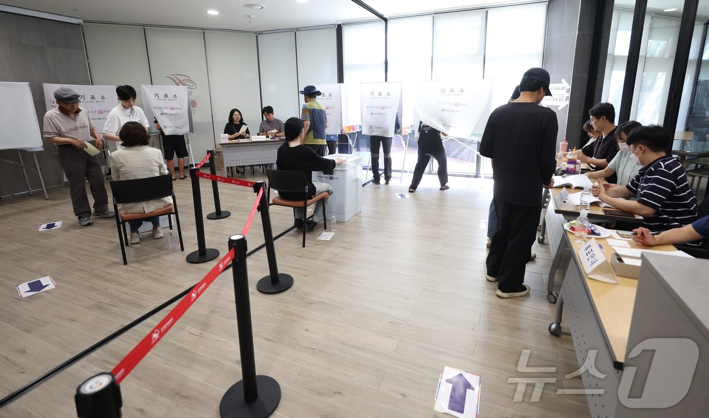 제9회 전국동시지방선거 투표일인 3일 전북 전주시 힐스테이트어울림효자 커뮤니티센터 내 맘스카페에 마련된 효자1동 제4투표소를 찾은 유권자들이 투표를 하고 있다. 2026.6.3 ⓒ 뉴스1 유경석 기자