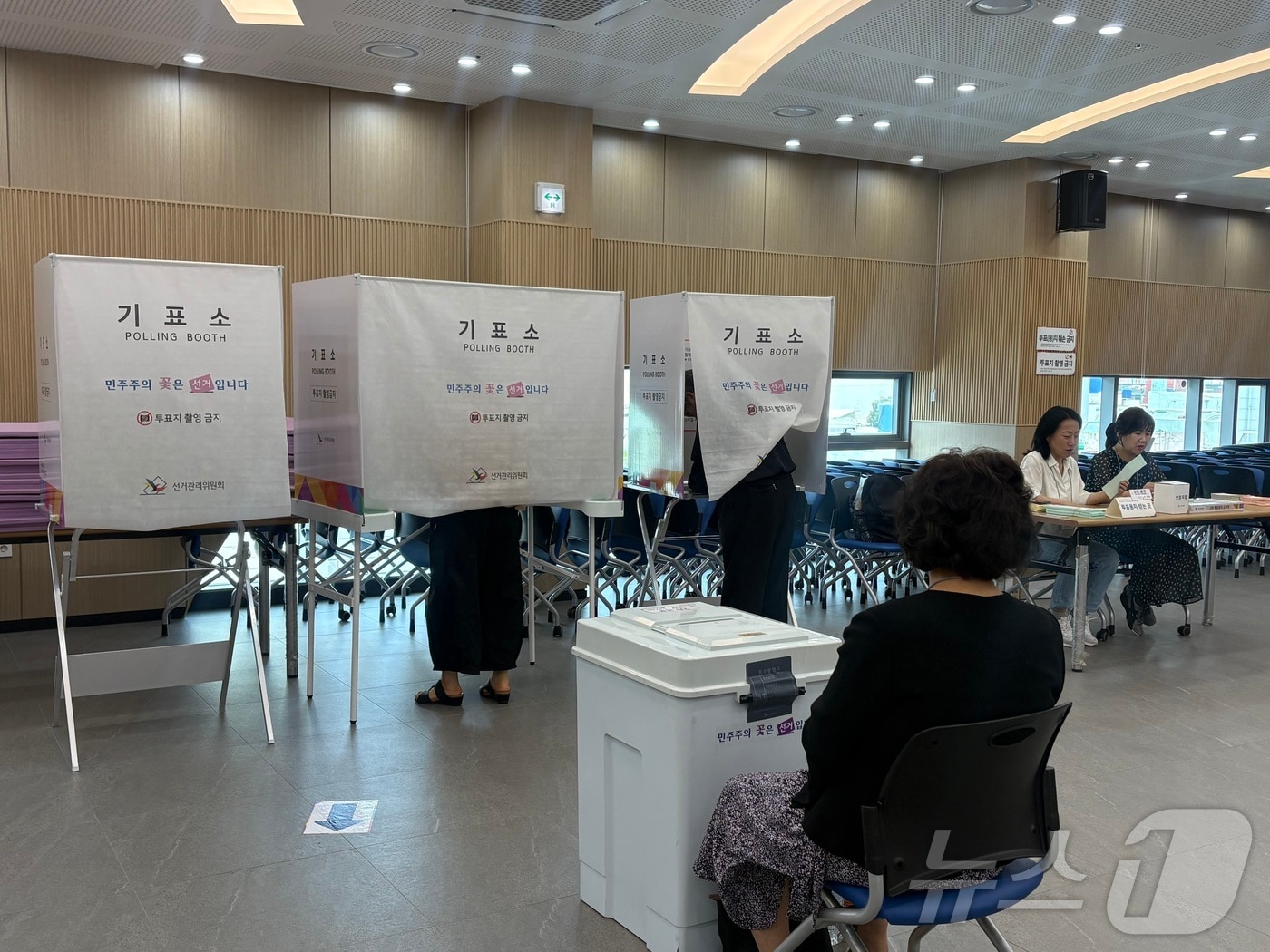 제9회 전국동시지방선거 본투표가 시작된 3일 오후부산 중구 부평새마을금고 5층에 마련된 부평동 제1투표소에서 유권자들이 표를 행사하고 있는 모습. 2026.6.3 ⓒ 뉴스1 박서현 기자