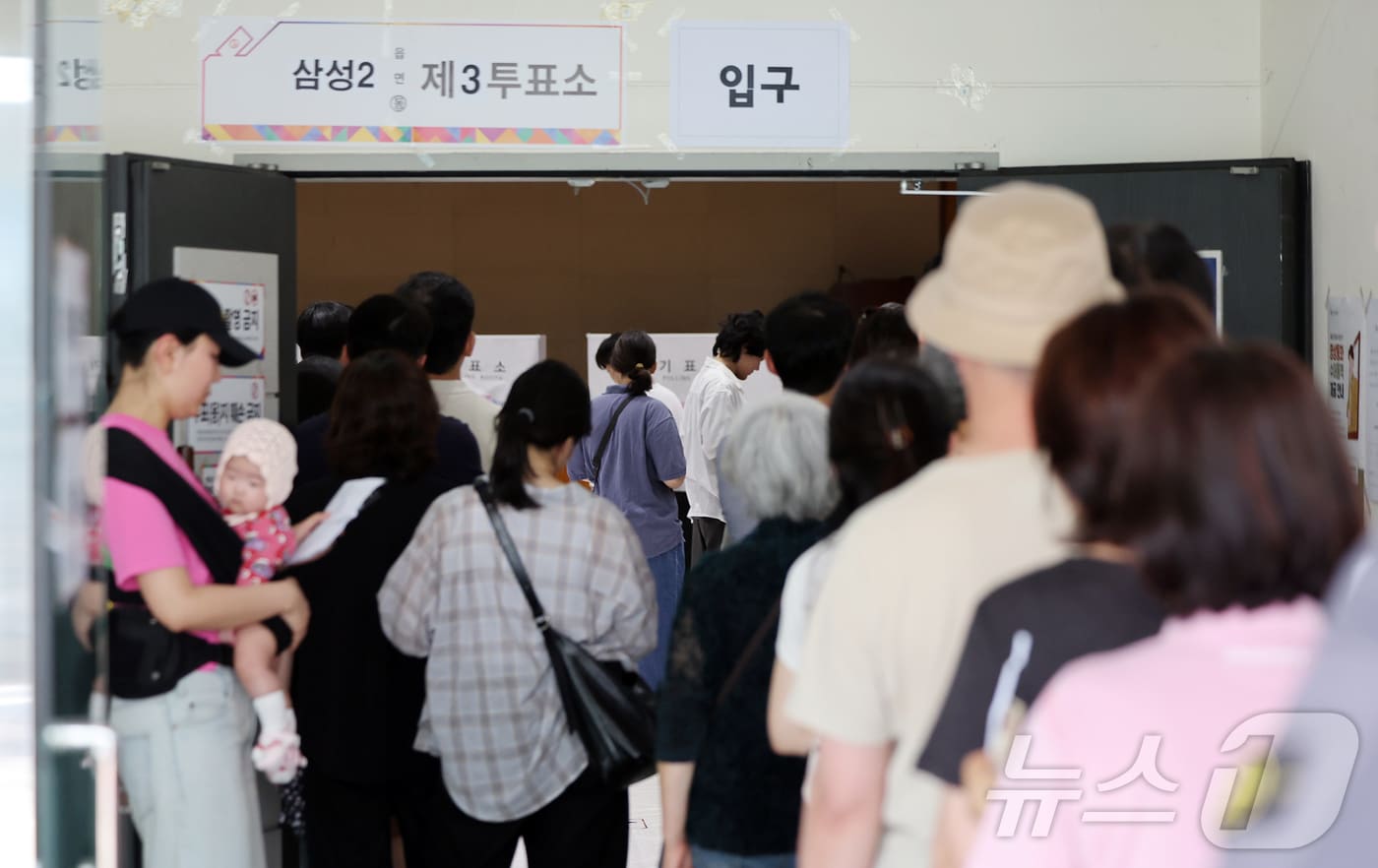 제9회 전국동시지방선거 및 국회의원 재·보궐 선거일인 3일 서울 강남구 언주중학교에 마련된 삼성2동 제3투표소에서 유권자들이 한 표를 행사하기 위해 줄 서서 기다리고 있다. 2026.6.3 ⓒ 뉴스1 김진환 기자