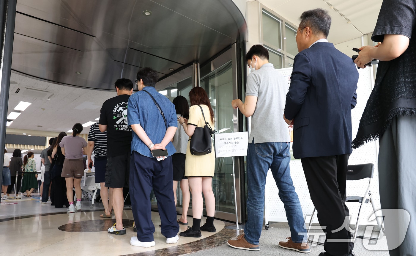 제9회 전국동시지방선거 및 국회의원 재·보궐선거일인 3일 서울 강남구 강남구청에 마련된 삼성2동 제5투표소에서 시민들이 투표를 하기 위해 줄을 서고 있다. 2026.6.3 ⓒ 뉴스1 박지혜 기자