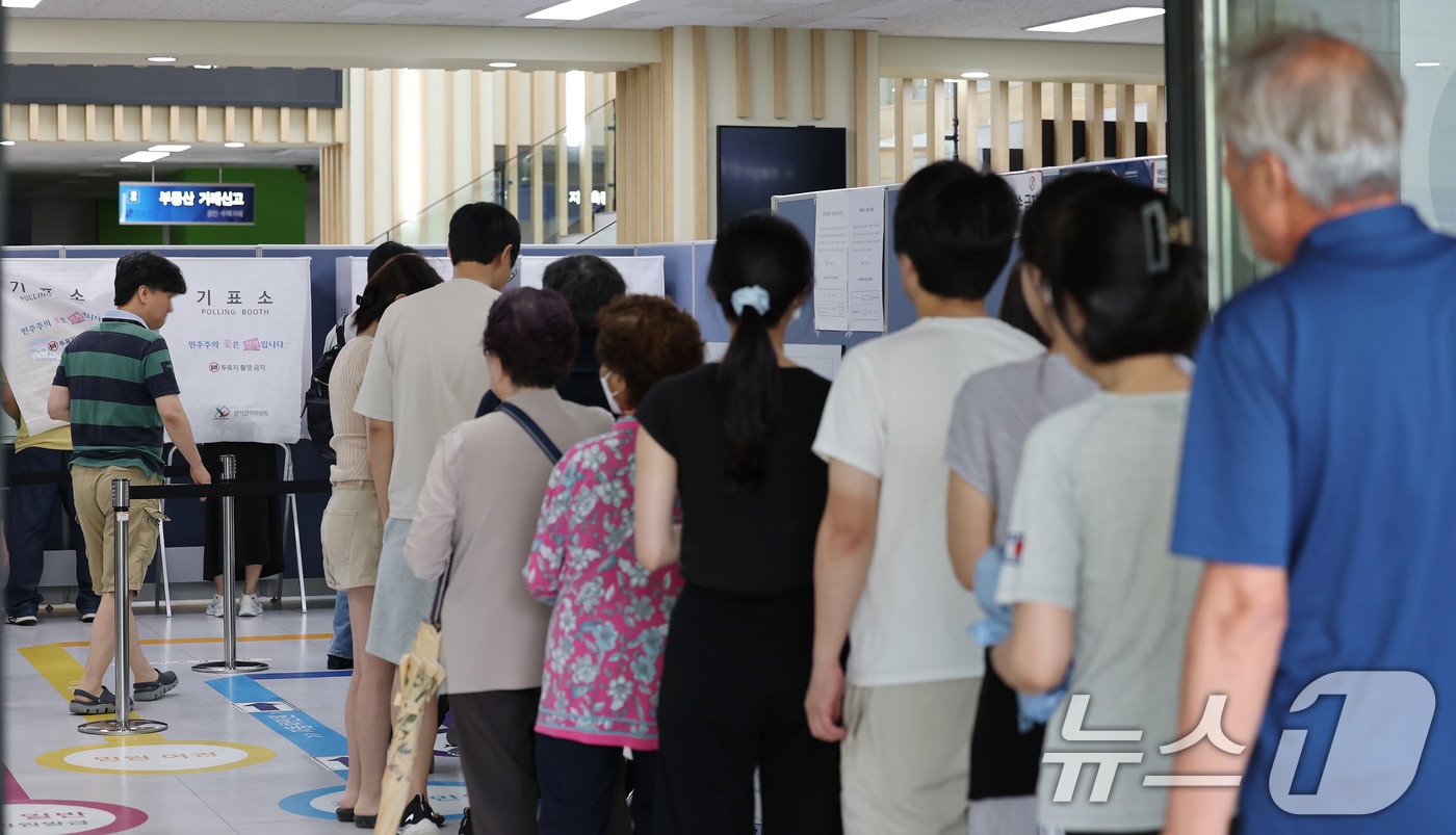 제9회 전국동시지방선거 및 국회의원 재·보궐선거일인 3일 서울 강남구 강남구청에 마련된 삼성2동 제5투표소에서 시민들이 투표를 하기 위해 줄을 서고 있다. 2026.6.3 ⓒ 뉴스1 박지혜 기자
