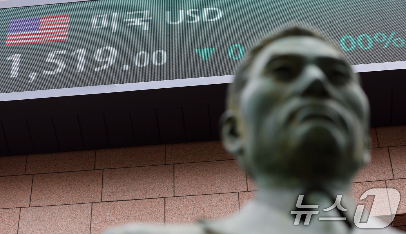 3일 오후 서울 중구 명동 하나은행 전광판에 환율일 나타나고 있다. 2026.6.3 ⓒ 뉴스1 김명섭 기자