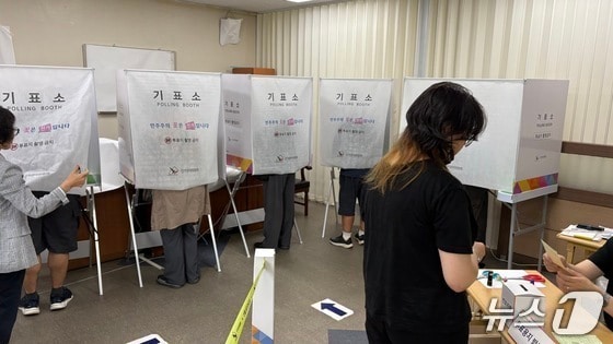 3일 경남 창원시 사림민원센터에 마련된 투표소에서 유권자들이 투표하고 있다.2026.06.03/뉴스1 강정태기자