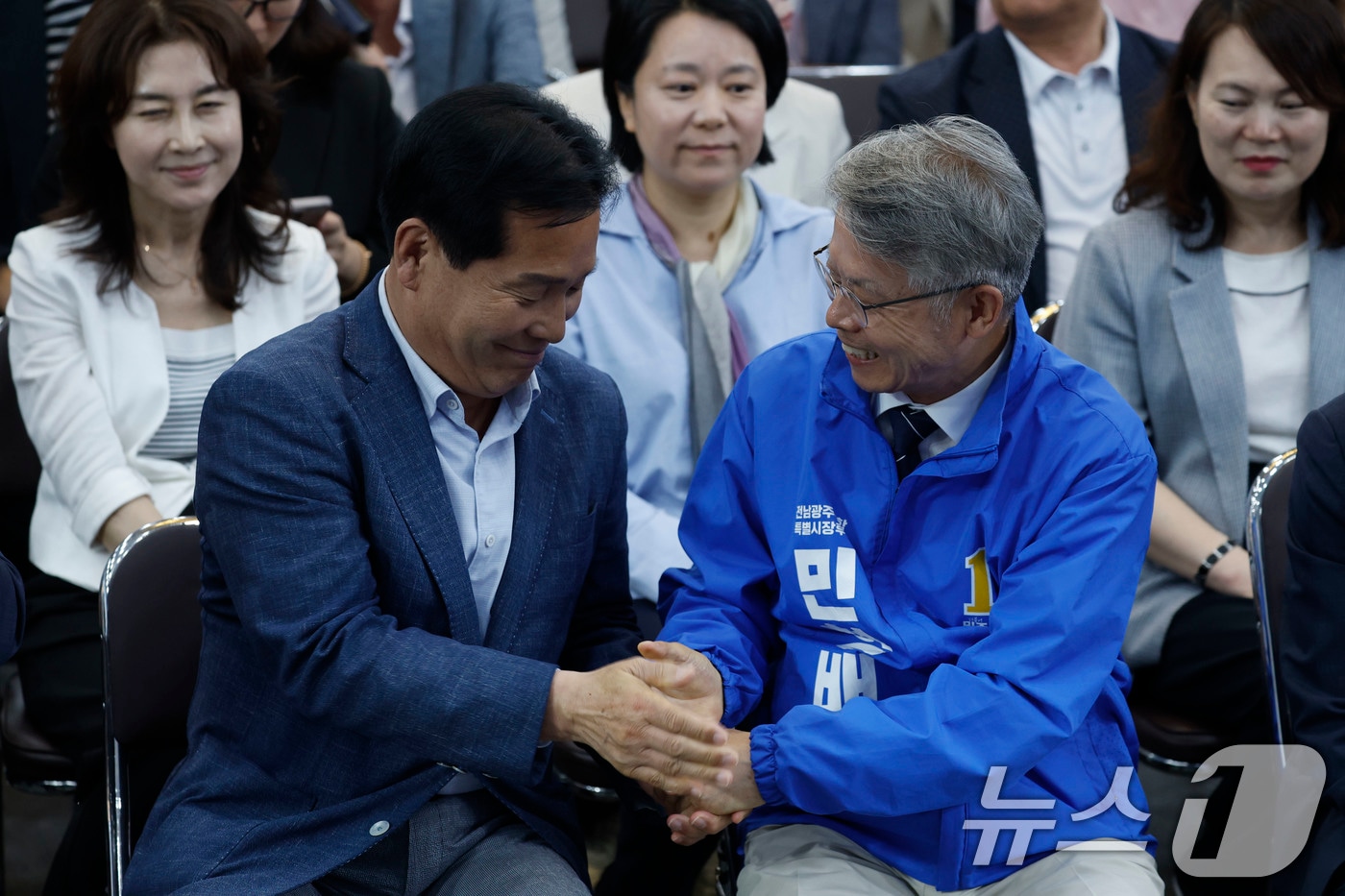 제9회 전국동시지방선거가 실시된 3일 오후 광주 서구 민형배 더불어민주당 전남광주통합특별시장 후보 선거 사무소에서 민 후보와 캠프 관계자들이 출구조사 결과를 확인한 뒤 기뻐하고 있다. 2026.6.3 ⓒ 뉴스1 김태성 기자