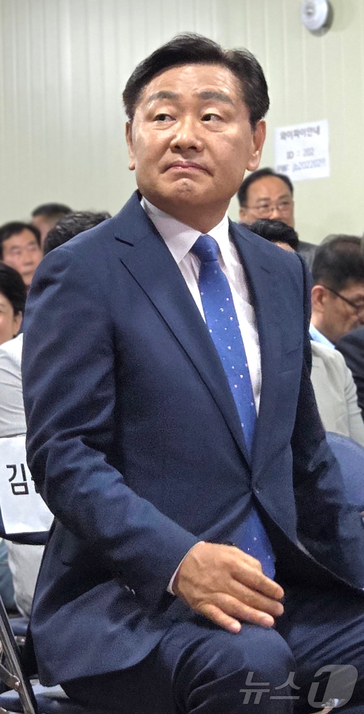 김관영 무소속 전북도지사 후보가 3일 전북 전주시 선거사무소에서 제9회 전국동시지방선거 출구조사 결과 발표를 보고 있다. 2026.6.3 ⓒ 뉴스1 유경석 기자