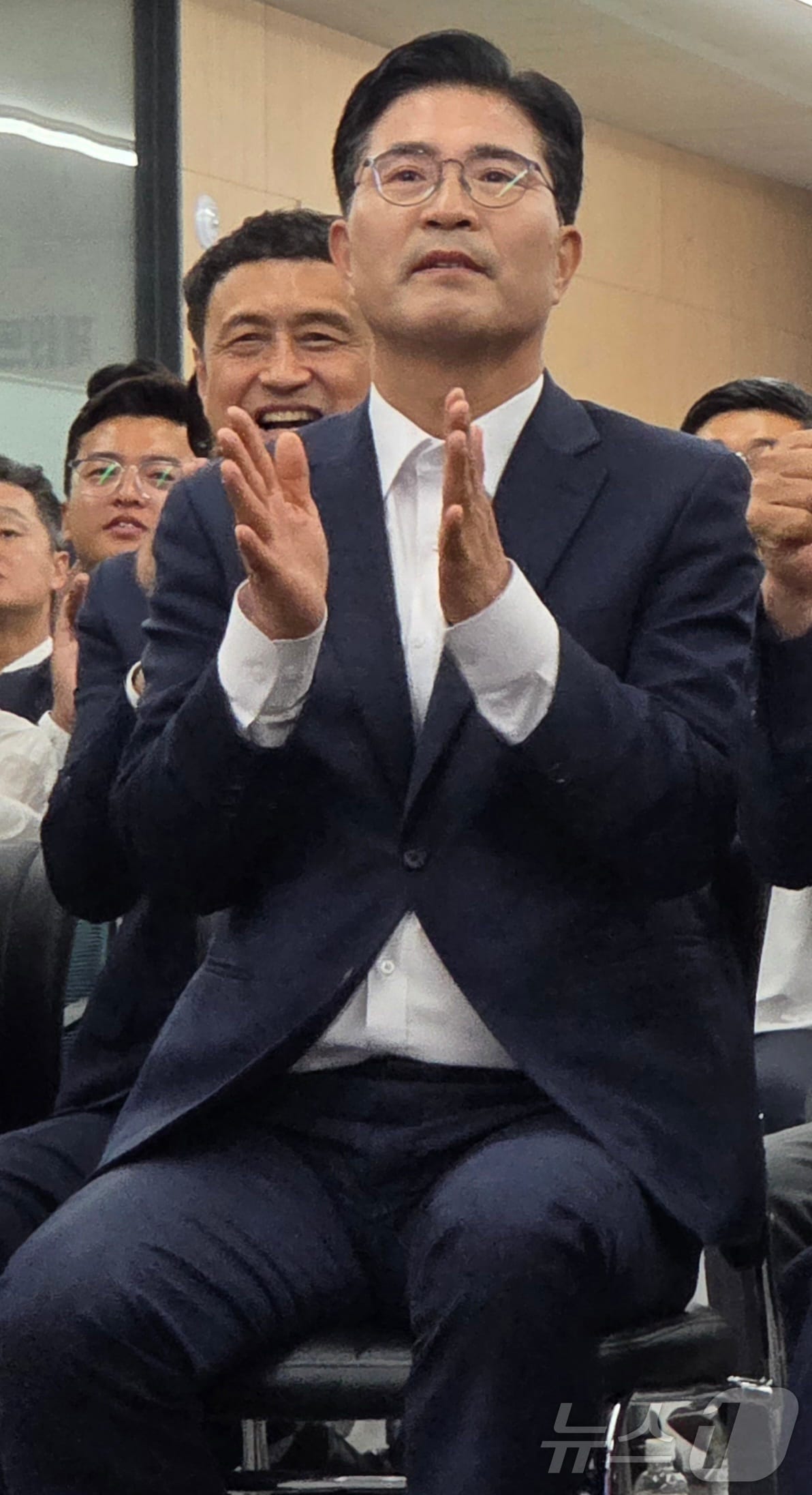 이원택 더불어민주당 전북도지사 후보가 3일 전북 전주시 더불어민주당 전북도당에서 제9회 전국동시지방선거 출구조사 결과를 보며 환호하고 있다. 2026.6.3 ⓒ 뉴스1 유경석 기자