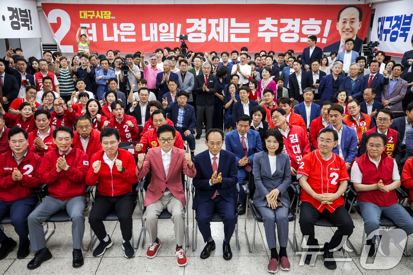 이철우 국민의힘 경북도지사 후보가 3일 대구 수성구 국민의힘 대구광역시당에서 방송3사 출구조사를 시청하고 있다. (공동취재) 2026.6.3 ⓒ 뉴스1 신웅수 기자