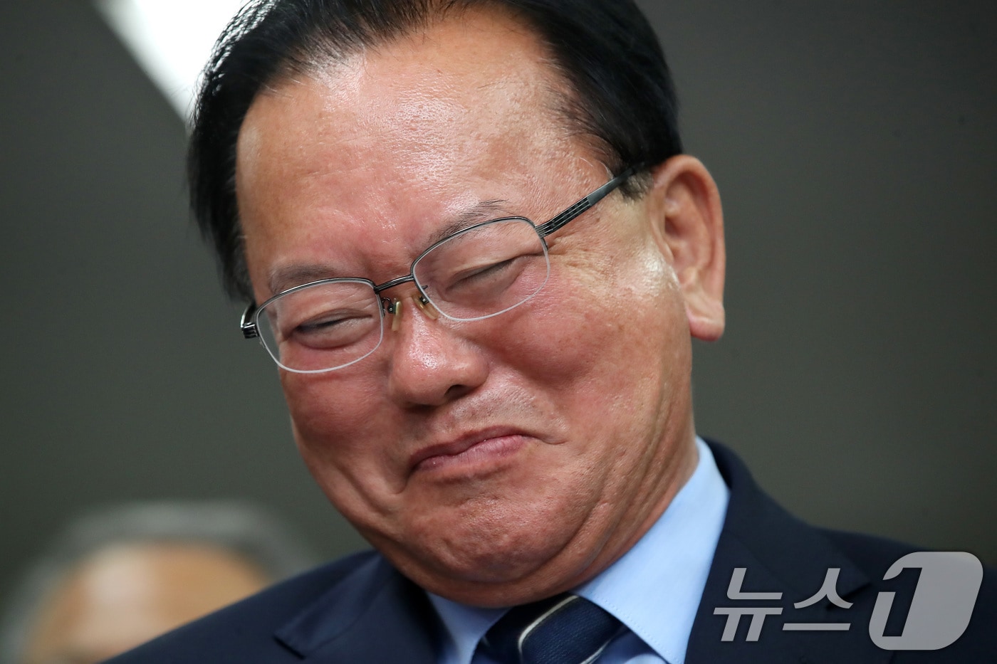 김부겸 더불어민주당 대구시장 후보가 3일 오후 대구 달서구 선거캠프에서 지지자들과 6·3 지방선거 출구조사 결과를 지켜보며 묘한 표정을 짓고 있다. 2026.6.3 ⓒ 뉴스1 공정식 기자