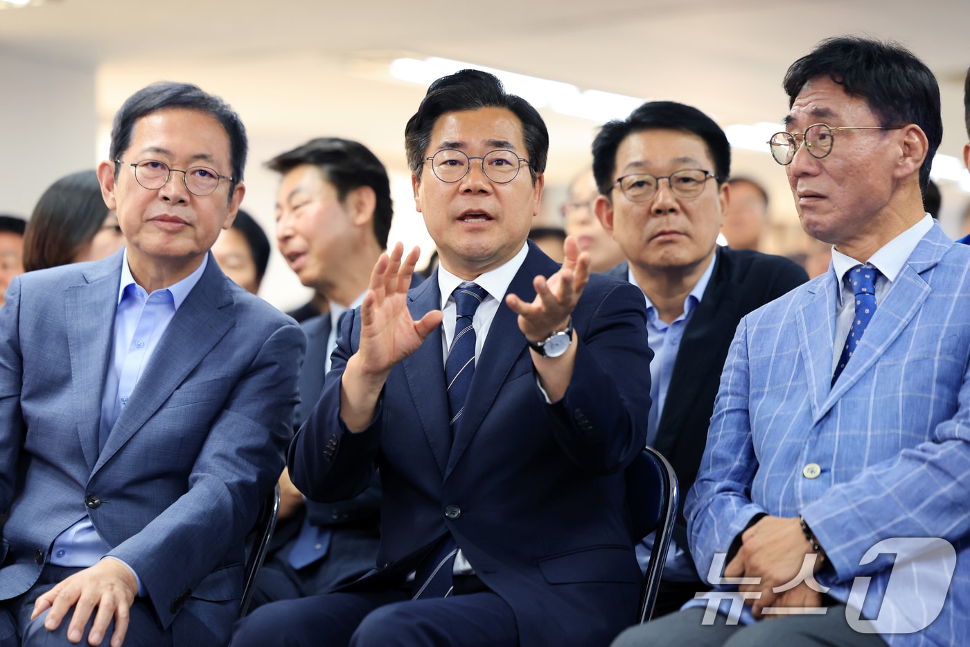 더불어민주당 박찬대 인천시장 후보(앞줄 가운데)가 3일 인천 미추홀구 선거사무소에서 출구조사 결과 발표를 지켜보고 있다. 박남춘(왼쪽부터) 총괄선대위원장, 박 후보, 허종식 상임선대위원장, 고남석 총괄선대위원장 2026.6.3 ⓒ 뉴스1 이호윤 기자