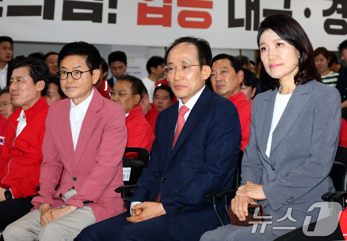 이철우 국민의힘 경북도지사 후보와 추경호 국민의힘 대구시장 후보, 이진숙 대구 달성군 국회의원 후보가 3일 대구 수성구 국민의힘 대구광역시당에서 방송3사 출구조사를 시청하고 있다. (공동취재) 2026.6.3 ⓒ 뉴스1 신웅수 기자
