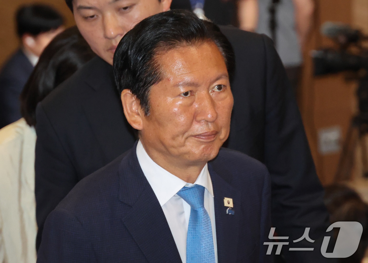 정청래 더불어민주당 대표가 3일 서울 여의도 국회 의원회관에 마련된 제9회 전국동시지방선거 및 국회의원 재보궐 선거 개표종합상황실에서 출구조사 결과를 지켜본 후 상황실을 빠져 나가고 있다. (공동취재) 2026.6.3 ⓒ 뉴스1 유승관 기자
