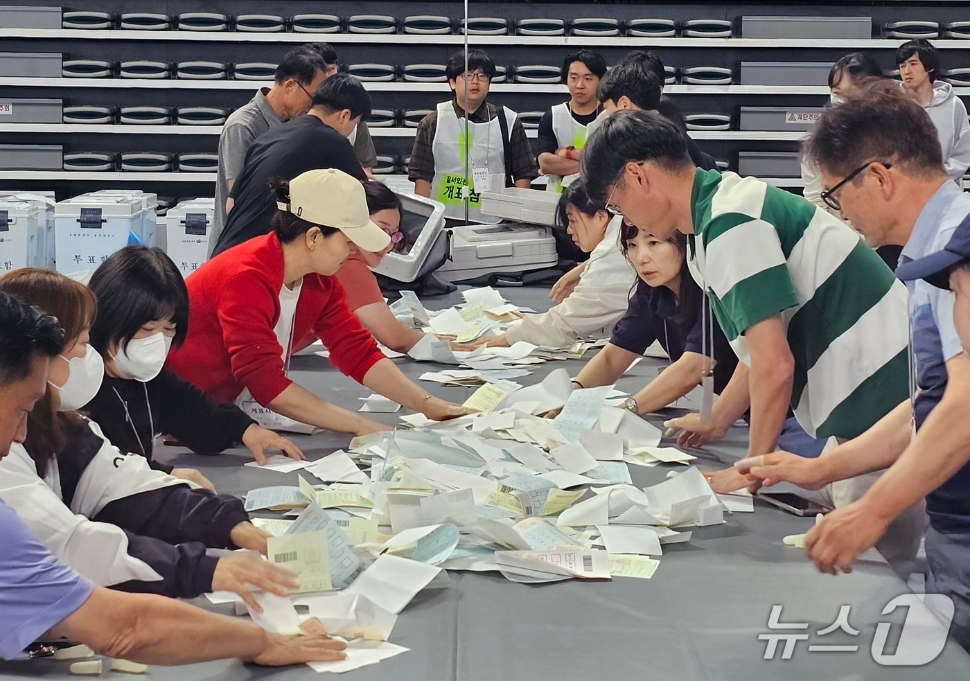 진주실내체육과 개표소에 3일 개표 관리 인력들이 개표 작업을 진행하고 있다. 2026.6.3/뉴스1 한송학기자