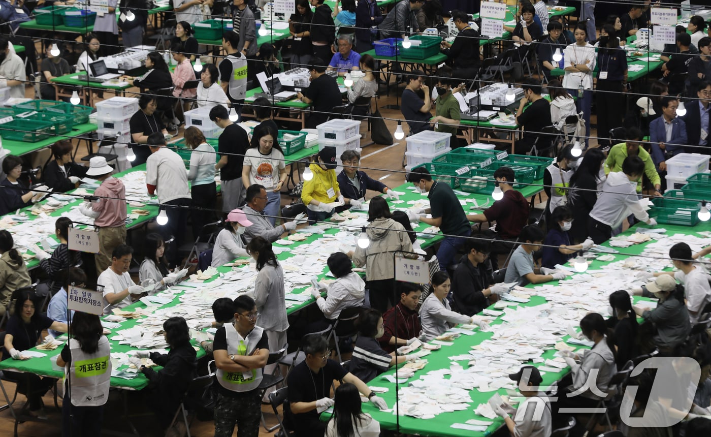 제9회 전국동시지방선거 및 국회의원 재·보궐선거일인 3일 부산 동래구 사직실내체육관에 마련된 개표소에서 개표사무원들이 투표지 분류 작업을 하고 있다. 2026.6.3 ⓒ 뉴스1 윤일지 기자
