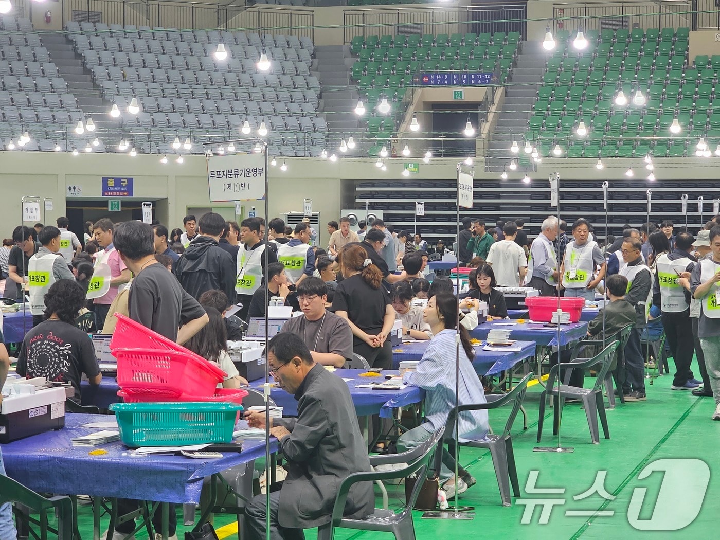 3일 오후 경북 안동시의 6·3 지방선거 개표가 안동실내체육관에서 치뤄지고 있다. 수백명의 선관위 직원, 개표 사무원, 참관인이 일사분란하게 움직이고 있다.2026.6.3 ⓒ 뉴스1 신성훈 기자