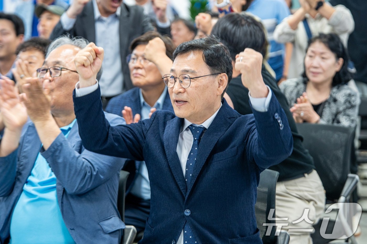 제9회 동시지방선거일인 3일 정근식 서울시교육감 후보가 서울 종로구 선거사무실에서 출구조사를 확인하며 환호하고 있다. (정근식캠프 제공, 재판매 및 DB금지)2026.6.3 ⓒ 뉴스1