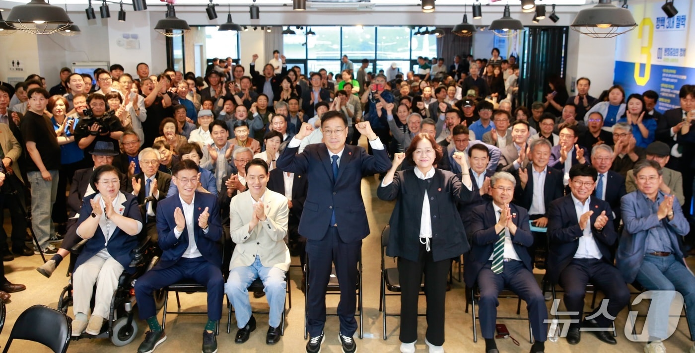  방송 3사 출구조사 발표 직후 환호하는 위성곤 후보/뉴스1