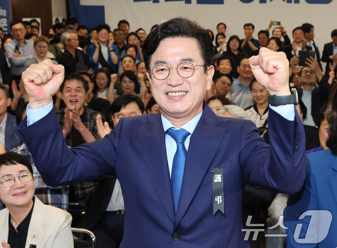 허태정 더불어민주당 대전시장 후보가 3일 대전 중구 선거사무실에서 당선이 유력해지자 환호하고 있다. 2026.6.3 ⓒ 뉴스1 김기태 기자