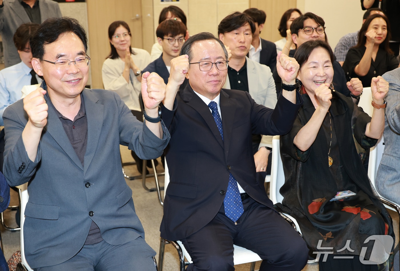 김석준 부산시교육감 후보가 제9회 전국동시지방선거 및 국회의원 재보궐선거일인 3일 부산 부산진구 자신의 선거사무소에서 출구조사 결과를 지켜보고 있다. 2026.6.3 ⓒ 뉴스1 윤일지 기자 (공동취재)