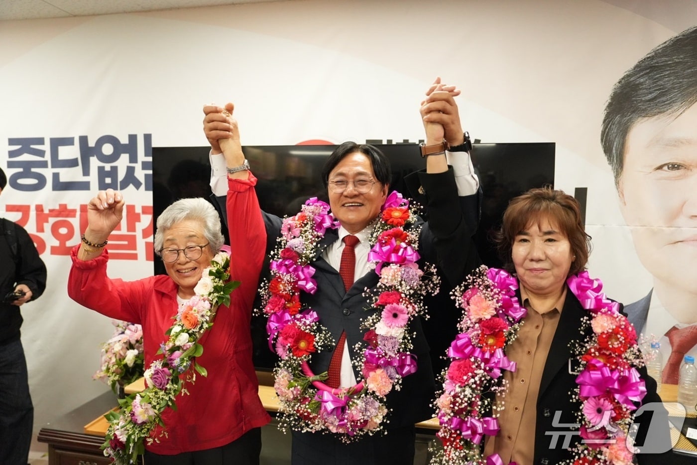 박용철 후보가 사실상 당선을 확정 짓고 꽃다발을 목에 걸고 있다. / 뉴스1 ⓒ News1