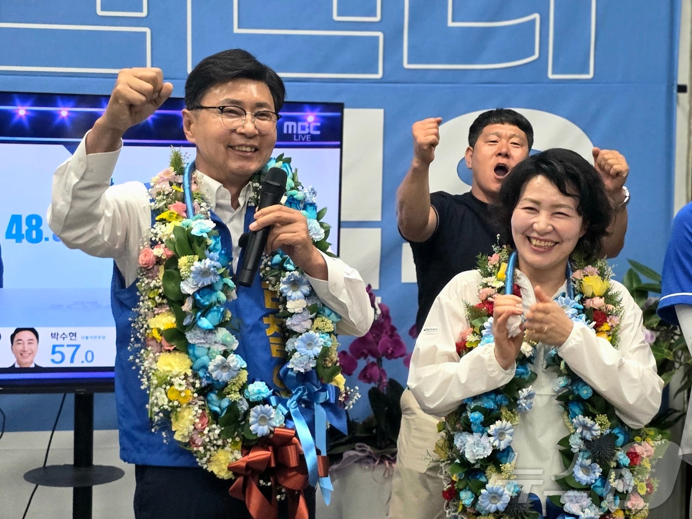 김철우 민주당 전남 보성군수 후보가 3일 6·3 지방선거에서 당선이 확실시 되면서 만세를 외치고 있다. ⓒ 뉴스1 김성준 기자