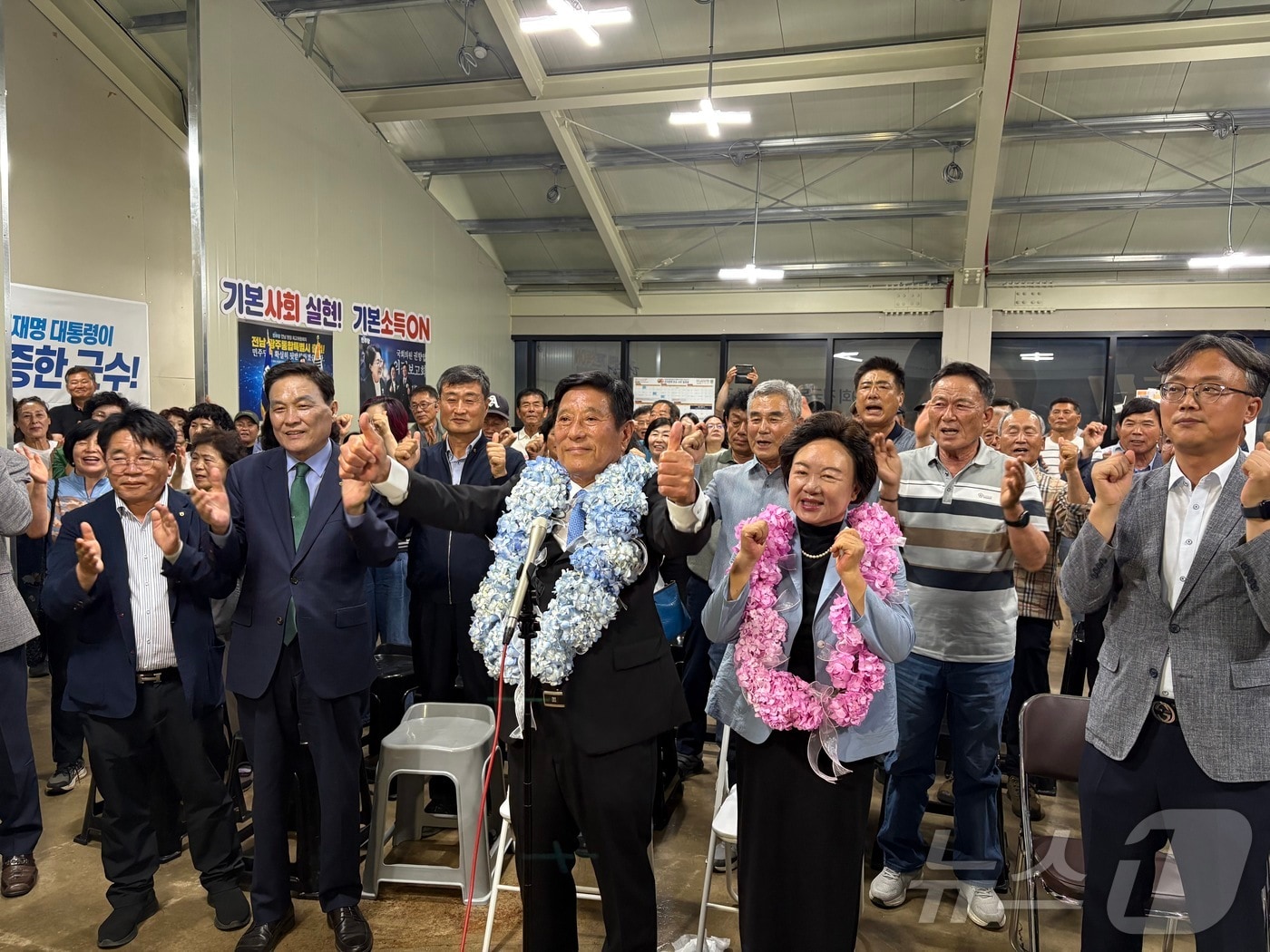 조상래 민주당 전남 곡성군수 후보가 3일 6·3 지방선거에서 당선이 확실시 되면서 꽃목걸이를 걸고 있다. (캠프 제공. 재판매 및 DB금지) ⓒ 뉴스1 김성준 기자