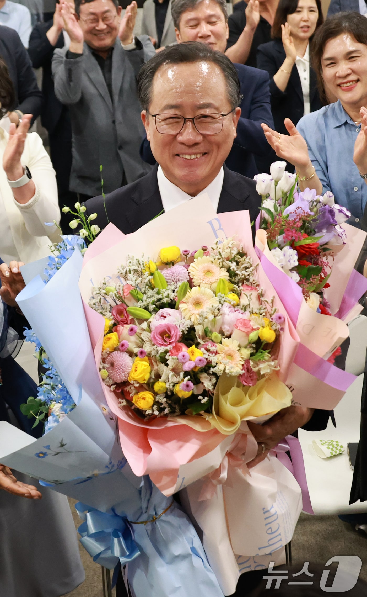 김석준 부산시교육감 후보가 3일 부산 부산진구 자신의 선거사무소에서 제9회 전국동시지방선거 당선이 확실시 되자 꽃다발을 들고 환호하고 있다. (공동취재) ⓒ 뉴스1 윤일지 기자