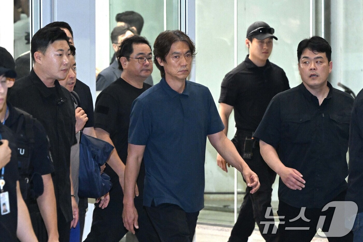 2026 북중미 월드컵 32강 진출 실패의 책임을 지고 사퇴 의사를 밝힌 홍명보 축구대표팀 감독이 30일 새벽 인천국제공항 2터미널을 통해 입국하고 있다. (공동취재) 2026.6.30 ⓒ 뉴스1 안은나 기자