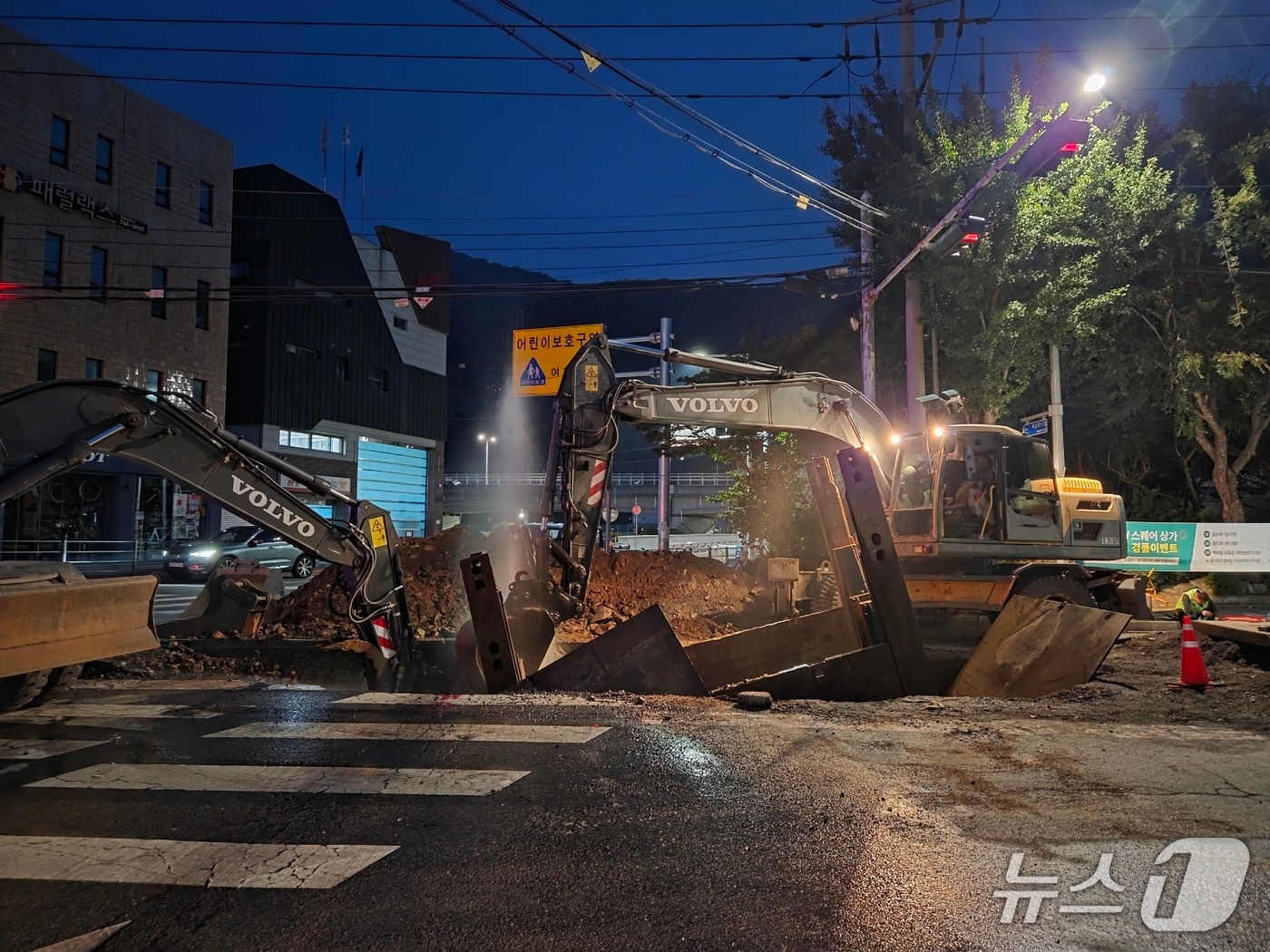 29일 오후 10시30분쯤 대구 수성구 상동 수성못오거리 용두교방면 횡단보도 앞에서 상수도관이 파손돼 관계 당국이 수습하고 있다.(대구 수성구 제공. 재판매 및 DB금지)