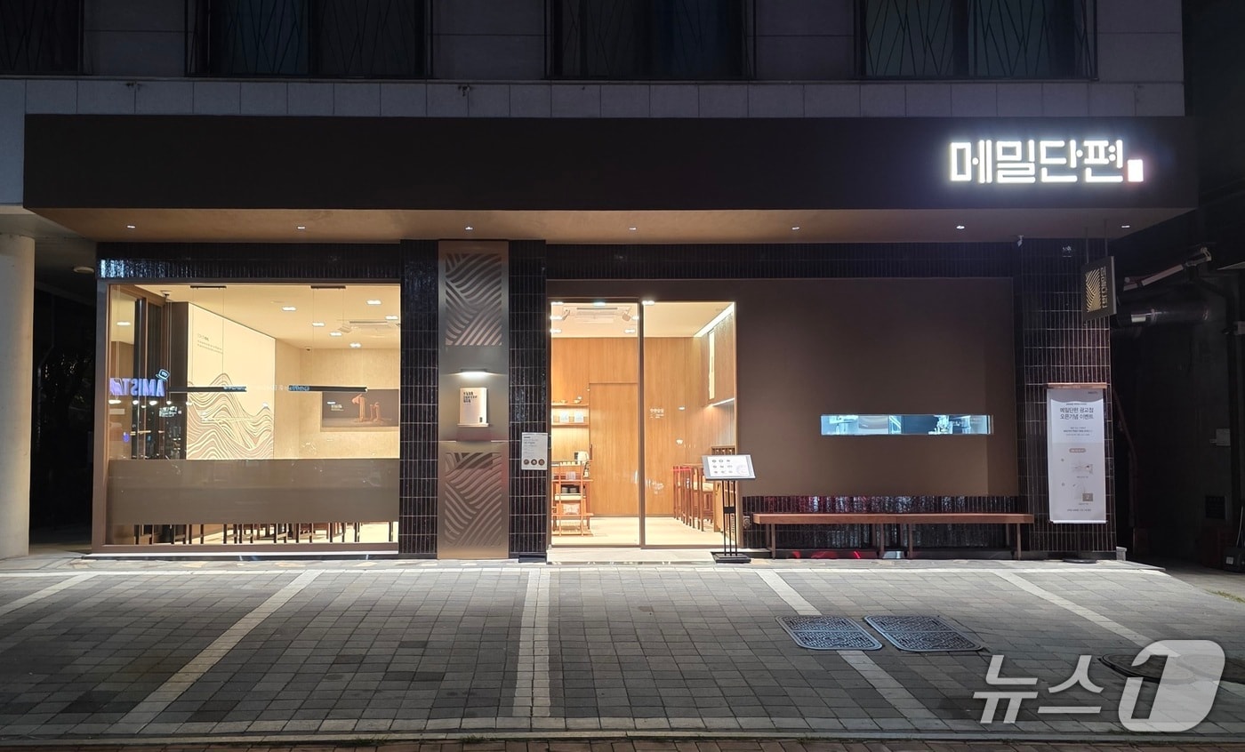 수원 광교 카페거리에 오픈한 교촌 '메밀단편' 3호점(교촌에프앤비 제공). 2026.6.30/뉴스1