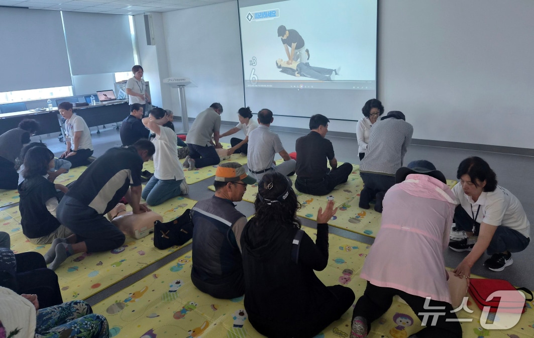 30일  경북 포항시가 폭염기간 동안 공공근로와 공무직 현장 근로자들의 안전을 지키기 위해 '칮아가는 맞춤형 안전교육'을 시행 중이라고 밝혔다. 사진은 29일 북구청에서 공원과 현업근로자들을 대상으로 심폐소생술 교육을 하고 있는 모습. (포항시제공, 재판매 및 DB금지) 2026.6.30/뉴스1