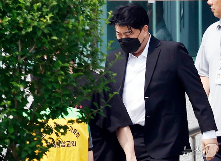 가수 김호중이 30일 경기 여주시 소망교도소에서 보석 출소하고 있다. 김호중은 지난 2024년 술을 마시고 차를 몰다 교통사고를 낸 뒤 달아나, 매니저에게 대신 자수시킨 혐의로 구속기소 됐다. (공동취재) 2026.6.30 ⓒ 뉴스1 권현진 기자