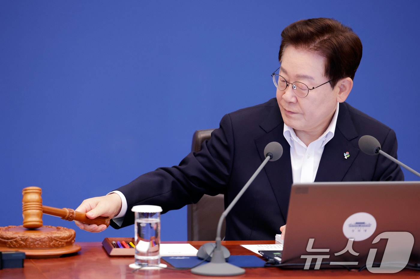 이재명 대통령이 청와대에서 열린 국무회의 겸 비상경제점검회의에서 의사봉을 두드리고 있다. 2026.6.30 ⓒ 뉴스1 이재명 기자