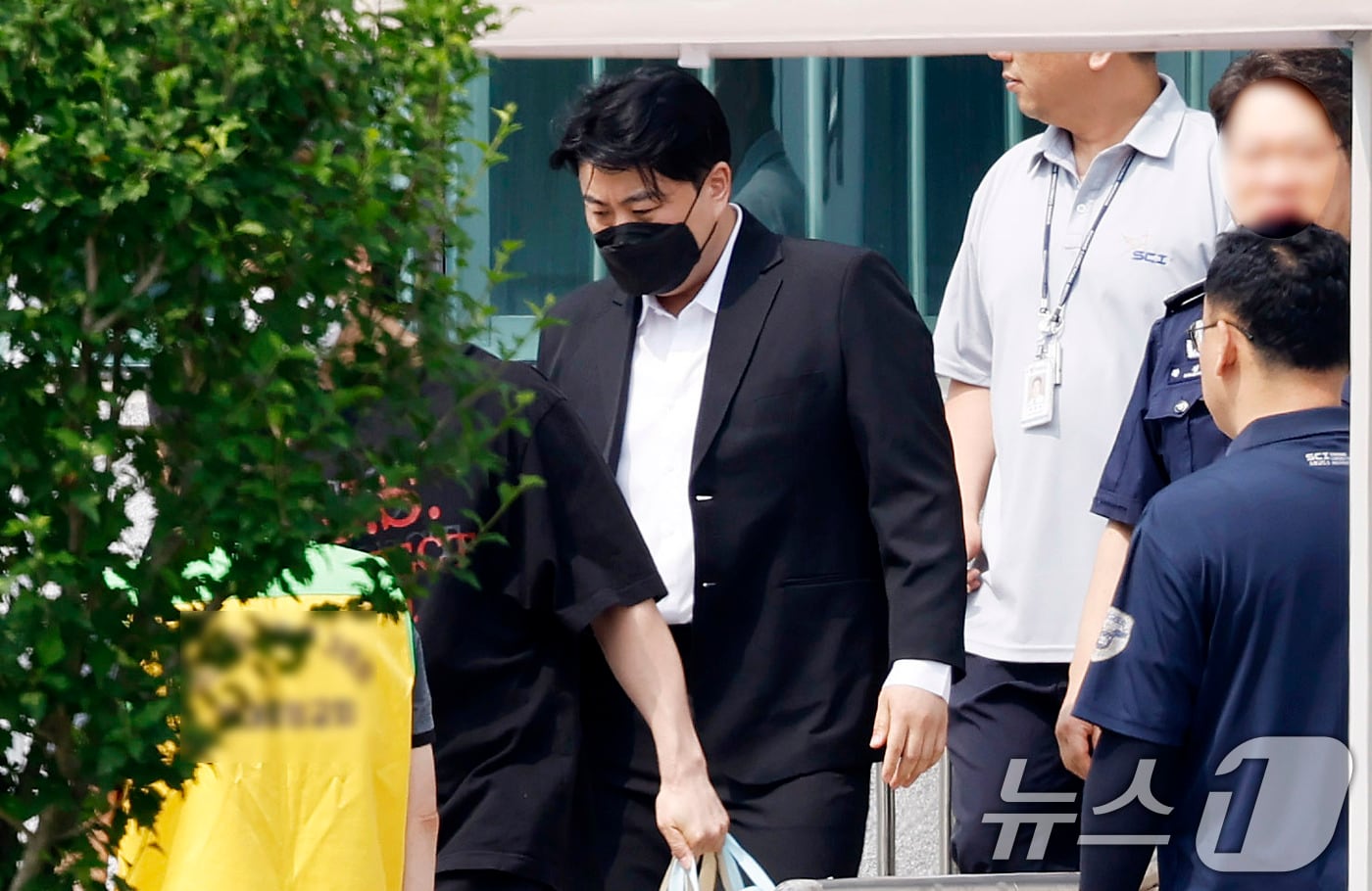음주 운전 뺑소니 혐의로 복역 중이던 가수 김호중(35)이 30일 경기 여주시 소망교도소에서 가석방으로 출소하고 있다. 김호중은 본래 1·2심에서 2년 6개월 형을 받아 오는 11월 출소 예정이었지만 최근 가석방 심사에 통과해 약 5개월 출소 시기를 당기게 됐다. (공동취재) ⓒ 뉴스1 권현진 기자