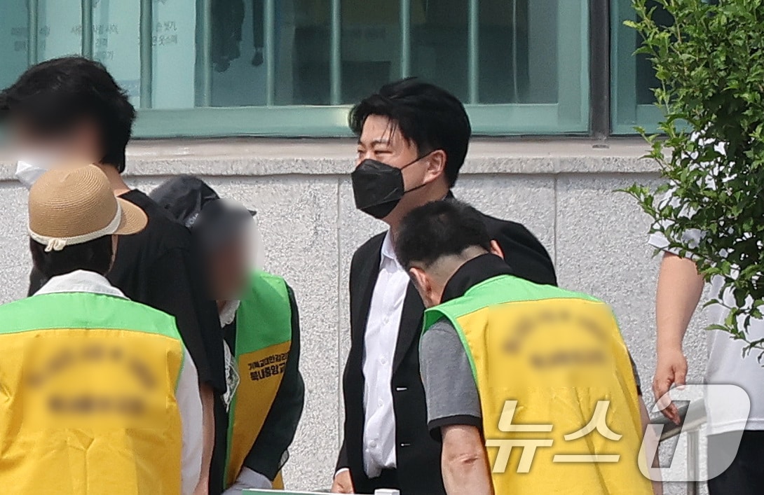 음주 운전 뺑소니 혐의로 복역 중이던 가수 김호중(35)이 6월 30일 경기 여주시 소망교도소에서 가석방으로 출소하고 있다.  (공동취재) ⓒ 뉴스1 권현진 기자