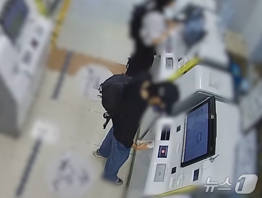  피해자들로부터 가로챈 돈을 상품권 구매 방식으로 세탁하는 장면. (화성동탄경찰서 제공. 재판매 및 DB 금지) 2026.6.30/뉴스1